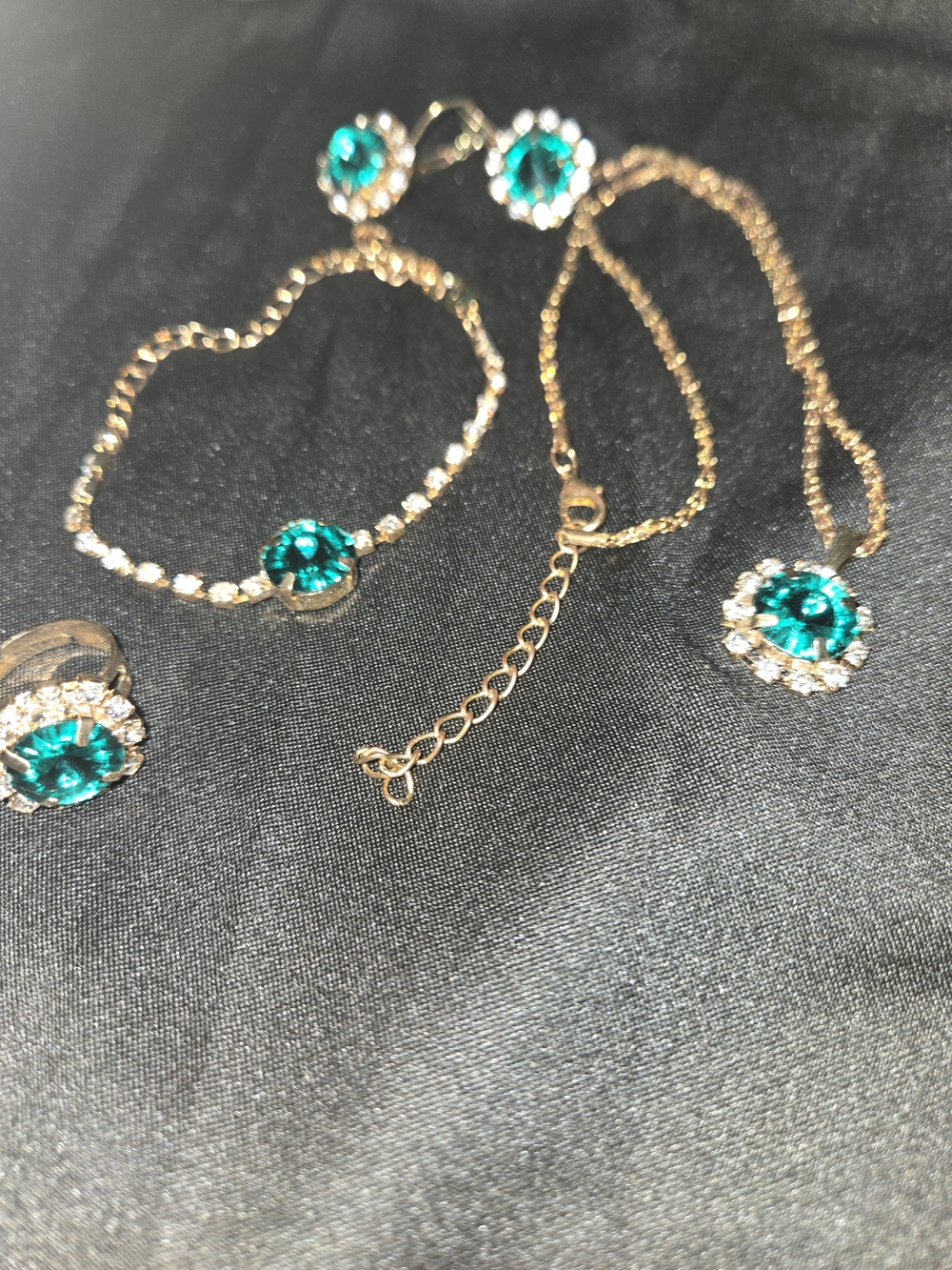 Gold-Tone Jewelry Set with Emerald Green Crystal Accents